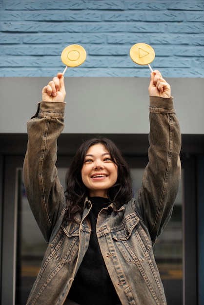 Foto gratuita mujer joven con galleta dalgona