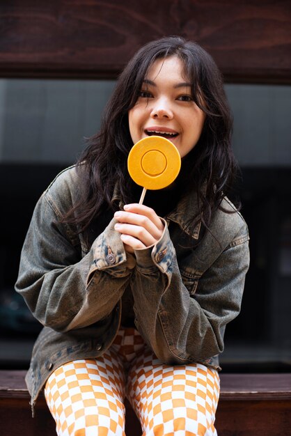 Mujer joven con galleta dalgona