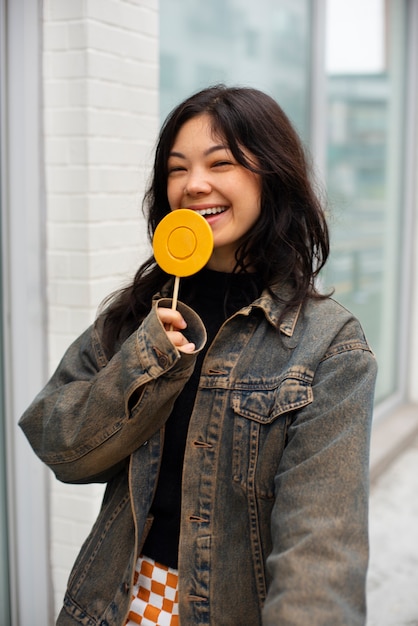 Foto gratuita mujer joven con galleta dalgona