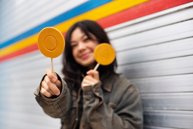 Foto gratuita mujer joven con galleta dalgona