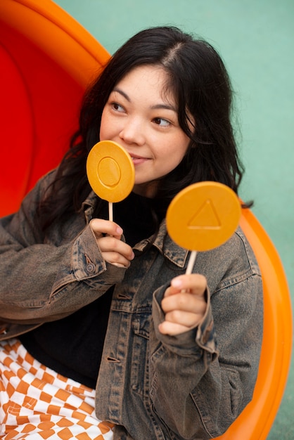 Mujer joven con galleta dalgona