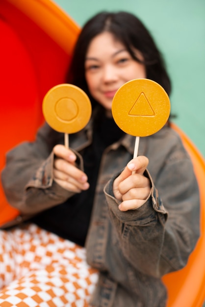 Mujer joven con galleta dalgona