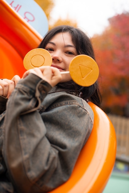 Mujer joven con galleta dalgona