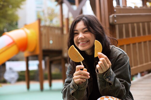 Mujer joven con galleta dalgona