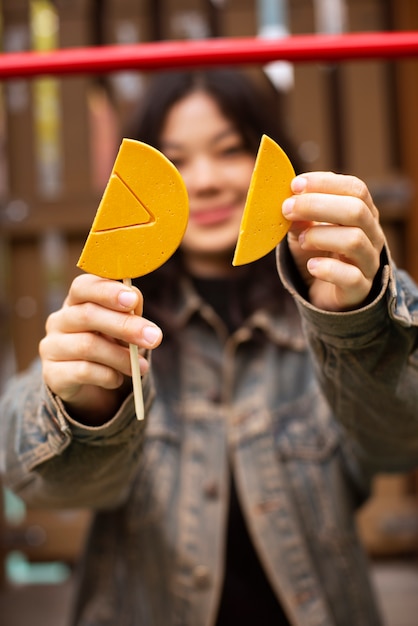 Mujer joven con galleta dalgona