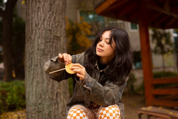 Mujer joven con galleta dalgona