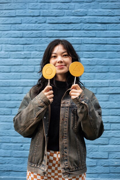 Mujer joven con galleta dalgona 