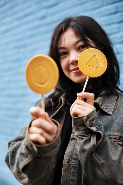 Mujer joven con galleta dalgona