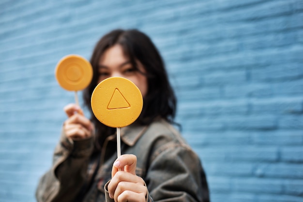 Foto gratuita mujer joven con galleta dalgona