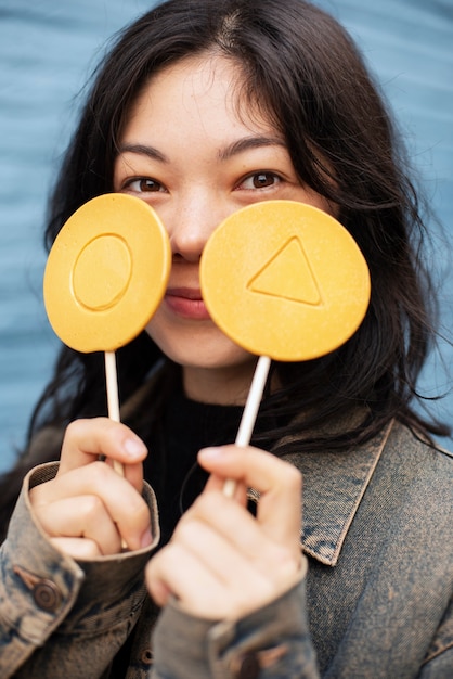 Mujer joven con galleta dalgona