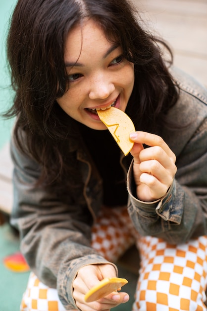 Foto gratuita mujer joven con galleta dalgona