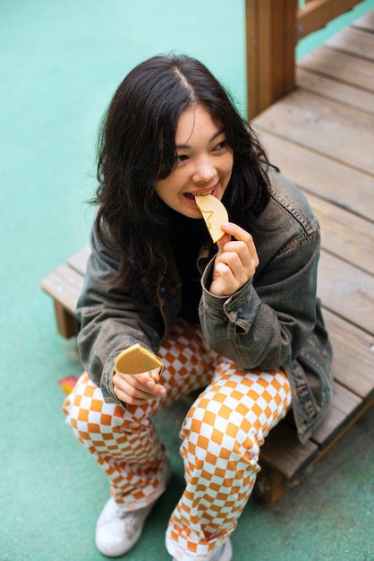 Foto gratuita mujer joven con galleta dalgona