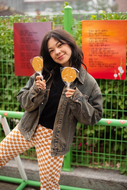 Mujer joven con galletas dalgona