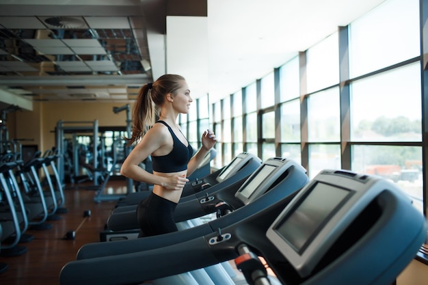 Foto gratuita mujer joven en gimnasio fitness