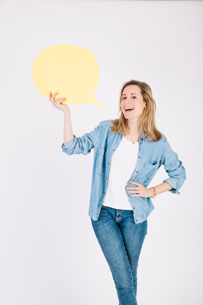 Mujer joven con globo de discurso