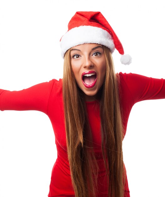 Mujer joven con gorro de santa gritando