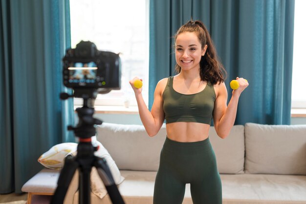 Mujer joven, grabación, sesión de entrenamiento, en casa