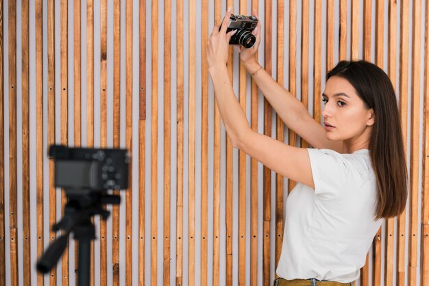 Mujer joven grabando en vivo