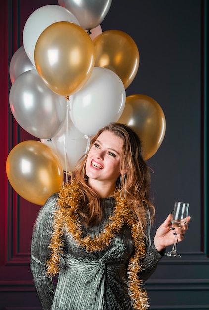 Foto gratuita mujer joven en gris con copa de champán