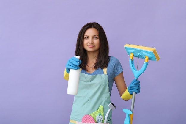 Mujer joven con guantes de goma, listo para limpiar