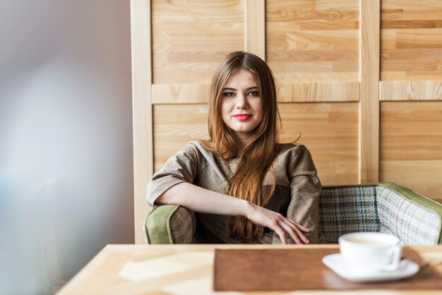 Mujer joven guapa en una cafetería