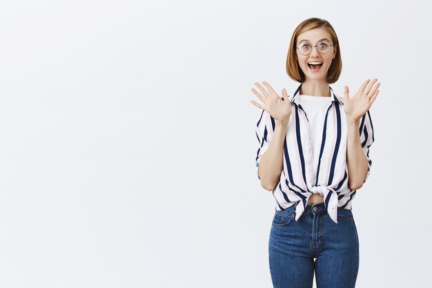 Mujer joven guapa despreocupada con gafas riendo y sonriendo feliz