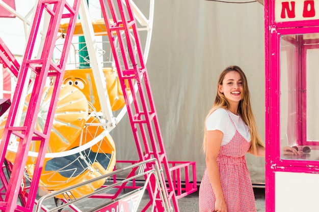 Mujer joven guapa en el parque de atracciones