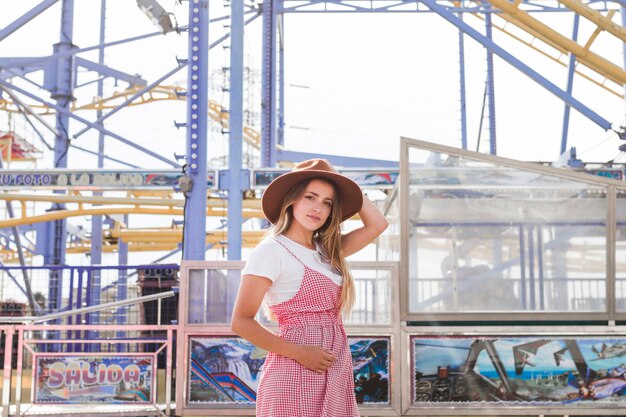 Mujer joven guapa en el parque de atracciones