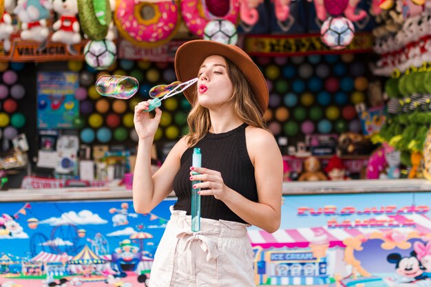 Mujer joven guapa en el parque de atracciones