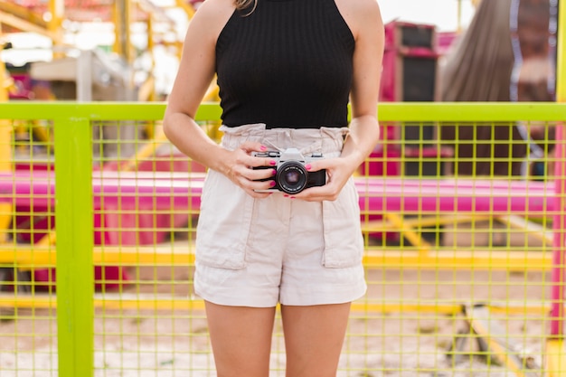 Mujer joven guapa en el parque de atracciones