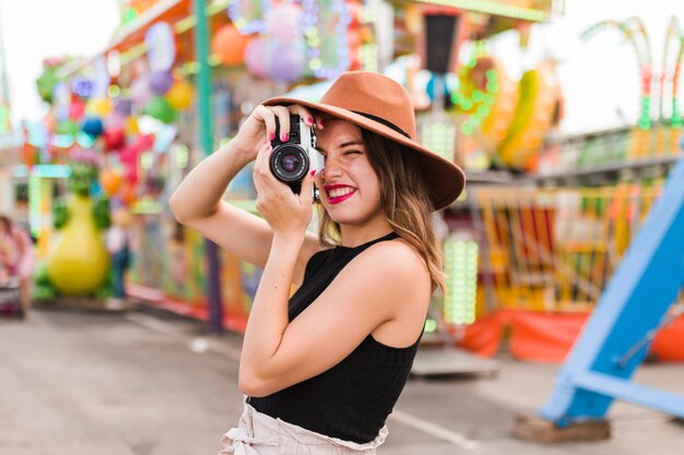 Mujer joven guapa en el parque de atracciones