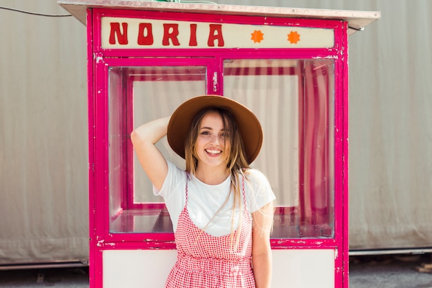 Mujer joven guapa en el parque de atracciones