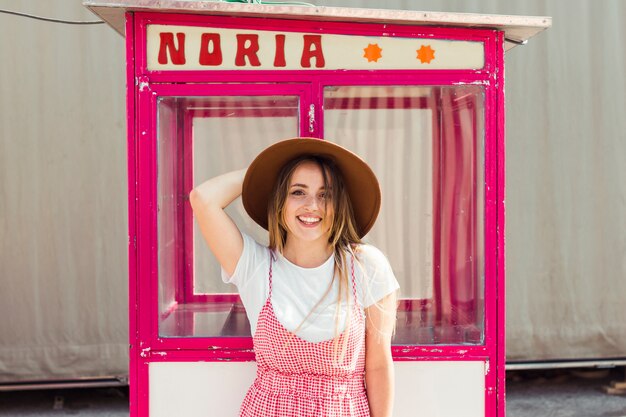 Mujer joven guapa en el parque de atracciones