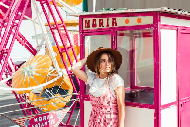 Mujer joven guapa en el parque de atracciones