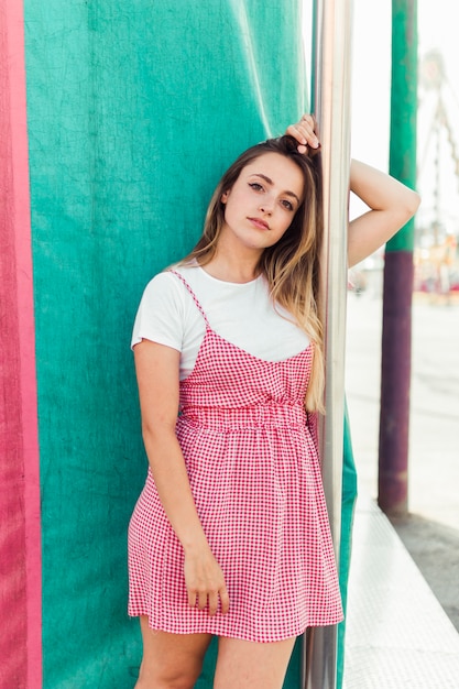 Mujer joven guapa en el parque de atracciones