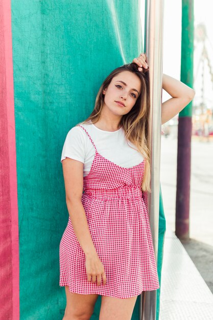 Mujer joven guapa en el parque de atracciones