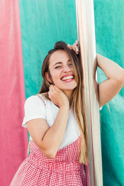 Mujer joven guapa en el parque de atracciones