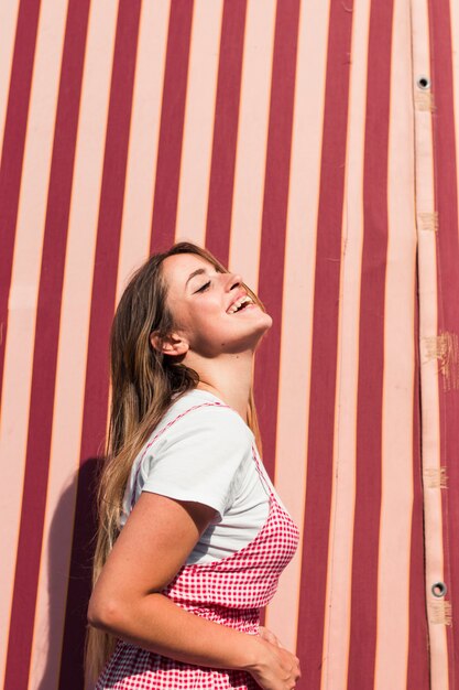 Mujer joven guapa en el parque de atracciones