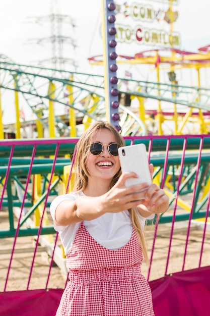 Mujer joven guapa en el parque de atracciones