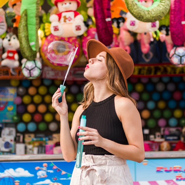 Mujer joven guapa en el parque de atracciones