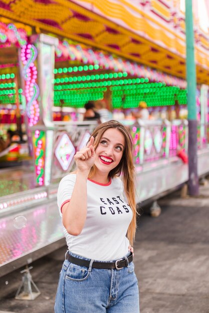 Mujer joven guapa en el parque de atracciones