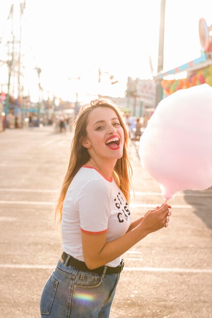 Mujer joven guapa en el parque de atracciones