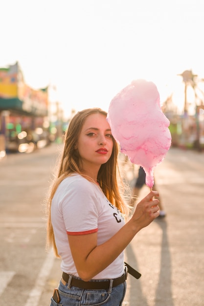 Foto gratuita mujer joven guapa en el parque de atracciones