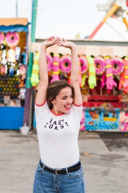 Mujer joven guapa en el parque de atracciones