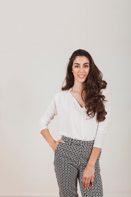 Foto gratuita mujer joven guapa posando con una camisa blanca