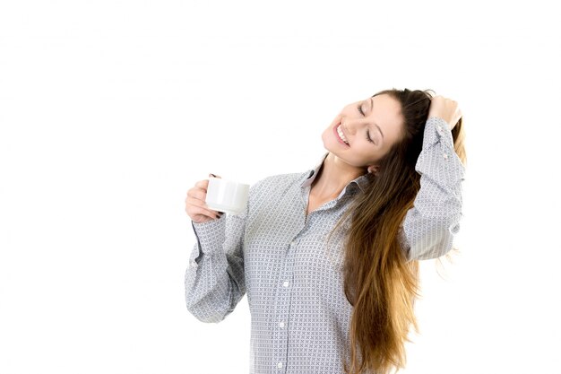 Mujer joven guapa sujetando una taza de café