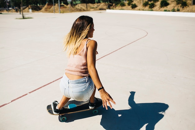 Mujer joven y habilidosa patinando