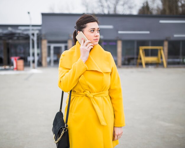 Mujer joven hablando por celular