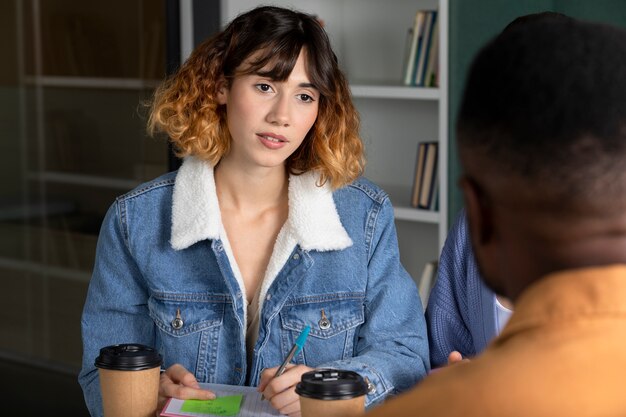 Mujer joven hablando con su amiga durante la sesión de estudio