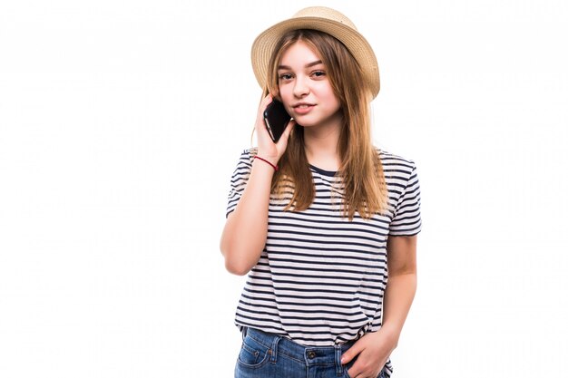 Mujer joven hablando teléfono aislado en pared blanca